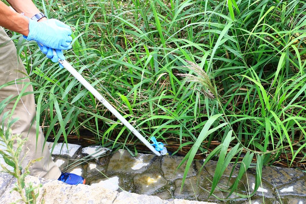 ビリュー式治具による環境DNA採水風景